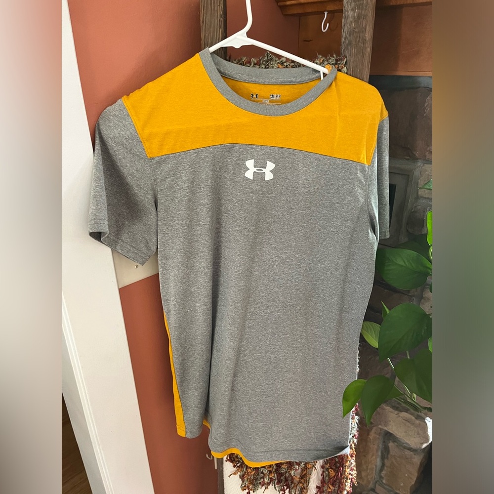 Short sleeved Under Armour two tones tshirt.  NWOTs